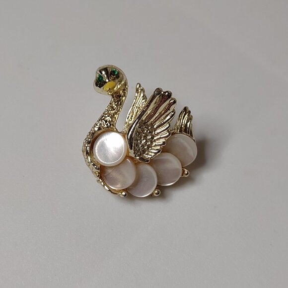 Pretty Little Swan Brooch With Green Eyes - Picture 1 of 8